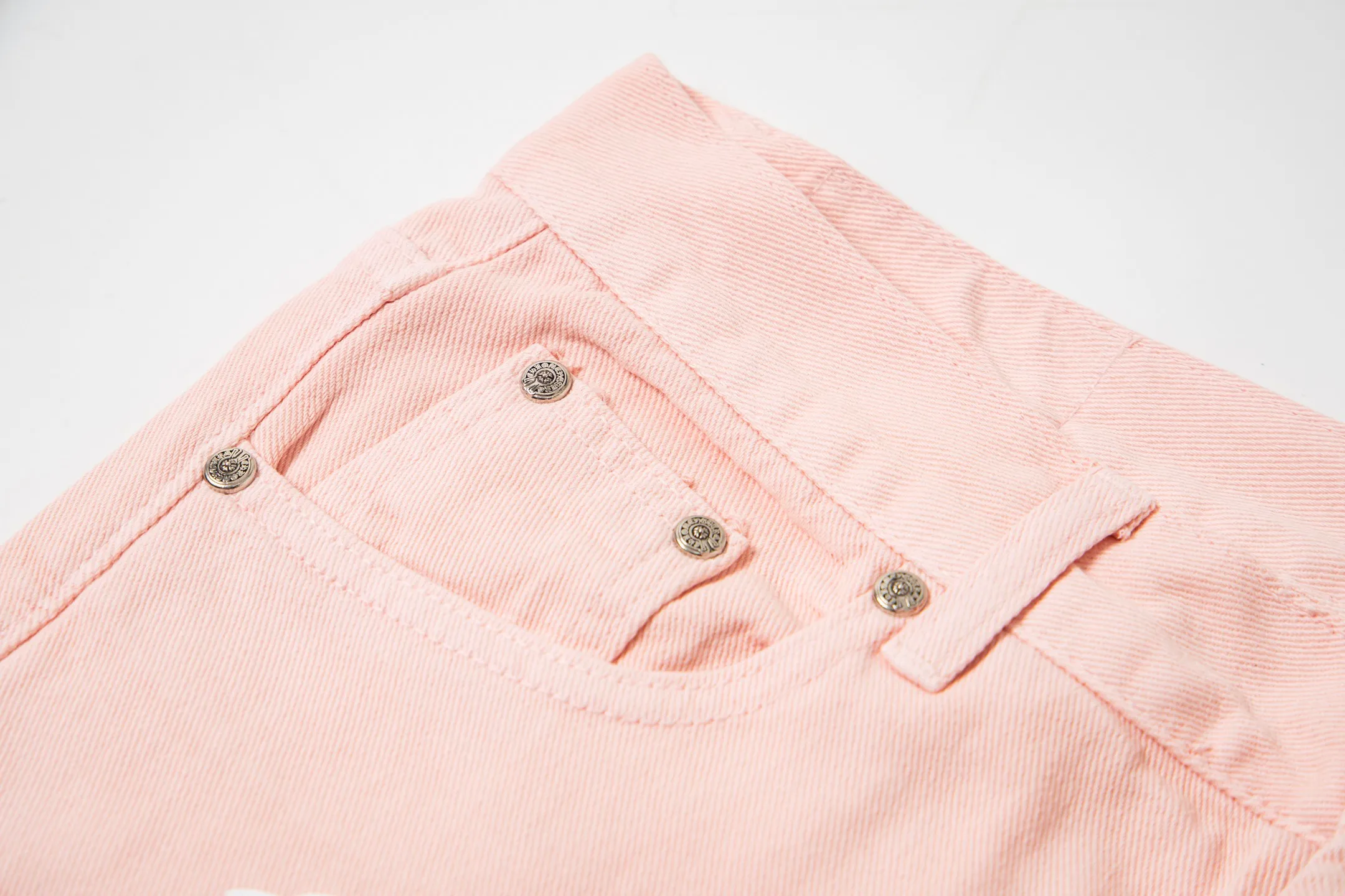 P270 Chrome hearts | CH Chrome hearts Limited edition cherry blossom pink leather jeans for girls. Charming dopamine personality jeans. Indispensable for fashionistas. The same model for celebrities. A model touted by many bloggers. This new pair of pants is perfect in terms of shape and upper body. It is no exaggeration to say that making a pair of jeans is equivalent to making 20 short-sleeved jeans. The fabric is made of high-quality imported denim. It has a unique high-end texture. I am very satisfied with it after washing and proofing several times. Style number: 1730# Color: Sakura pink Size: 28 30 32 34